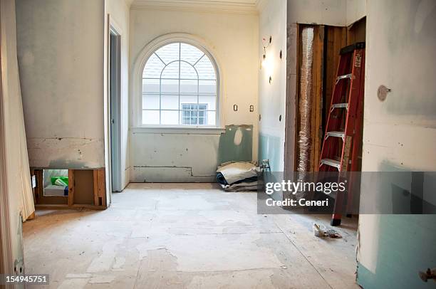 master bathroom remodeling and renovation in progress - demolition of florida sinkhole house continues stockfoto's en -beelden