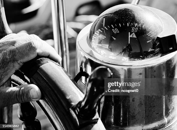 capitaine et son voilier ou d'un yacht - gyroscope photos et images de collection