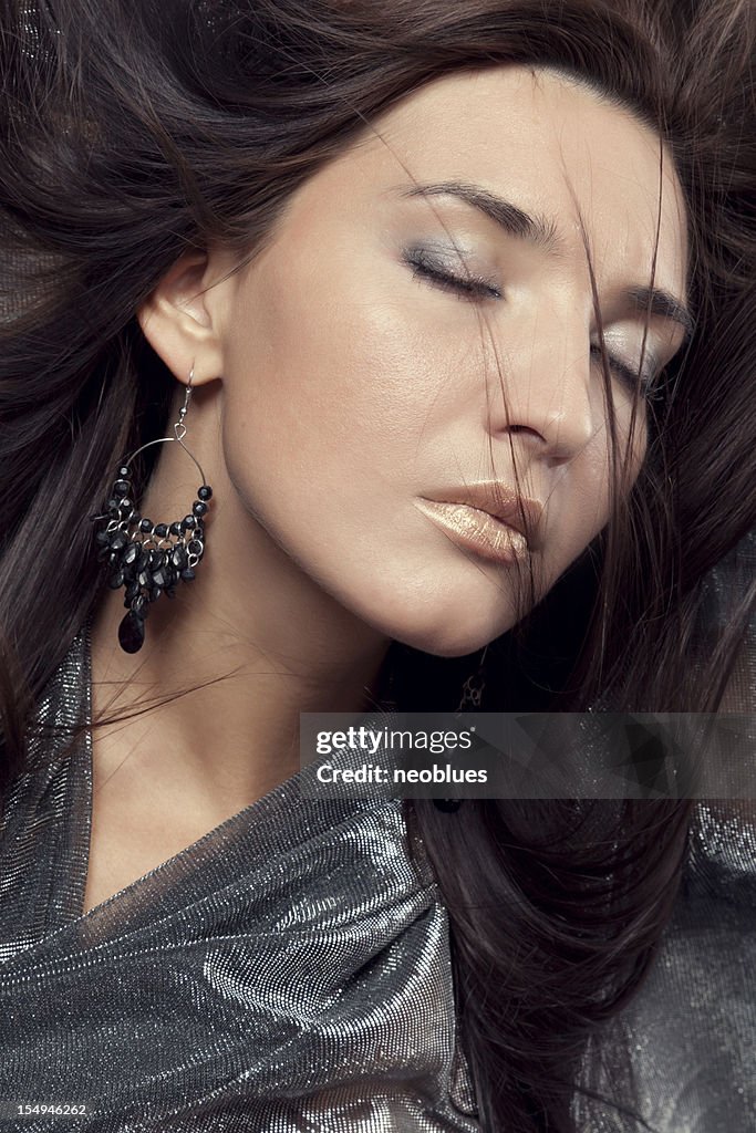 Photo de mode de Belle femme avec des cheveux