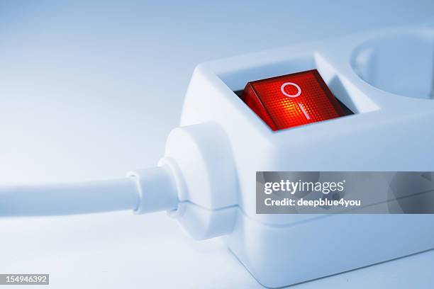 interruptor de salida de luz rojo - enchufe fotografías e imágenes de stock