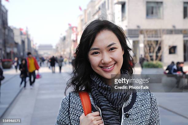 mujer feliz con el centro comercial de fondo-xl - korean culture fotografías e imágenes de stock