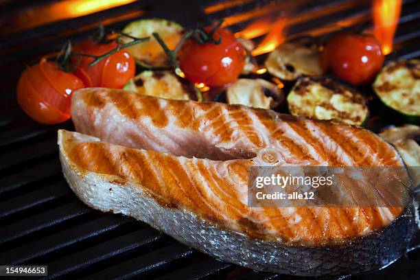 filete de salmón a la parrilla - filete de salmón fotografías e imágenes de stock