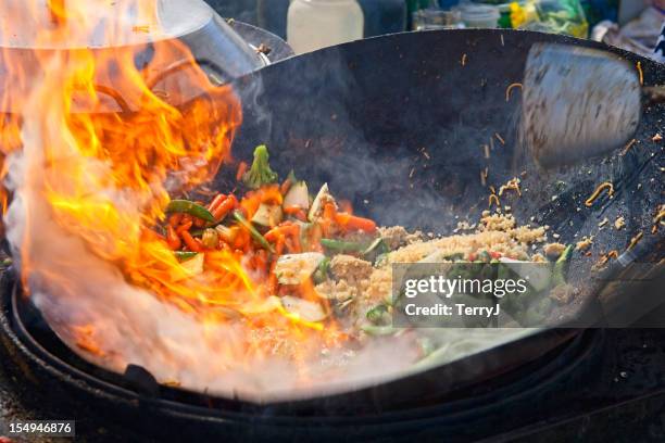 stir fry - wok stockfoto's en -beelden