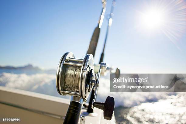 bobina di pesca sportiva sull'oceano pacifico - lenza foto e immagini stock