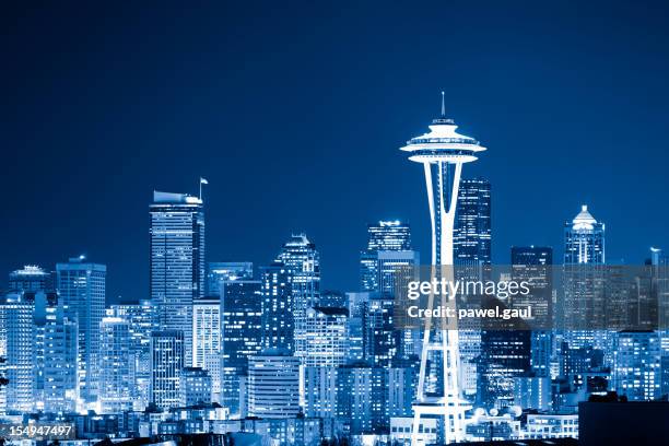 die skyline von seattle bei nacht - seattle stock-fotos und bilder