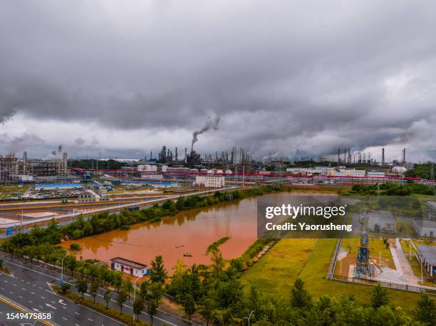 aerial view of a refinery chemical plant - lluvia ácida fotografías e imágenes de stock