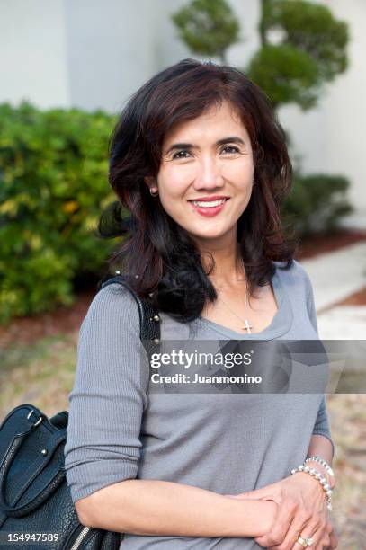 feliz ama de casa - philippines women fotografías e imágenes de stock