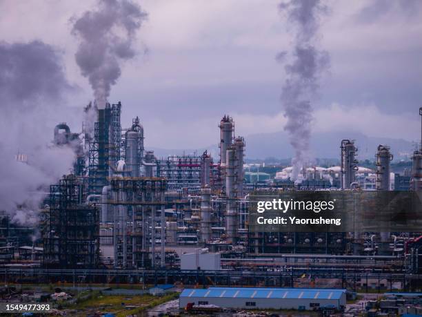 smoke stacks at a chemical plant - lluvia ácida fotografías e imágenes de stock