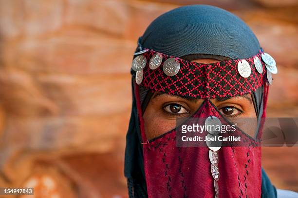 velo beduino mujer en jordania - beduino fotografías e imágenes de stock