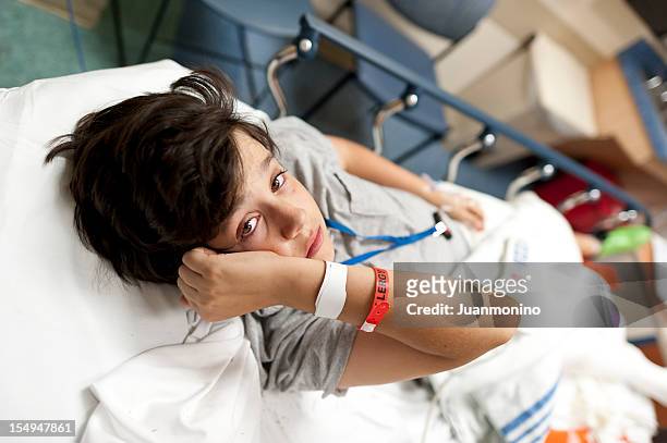scared injured child - er stock pictures, royalty-free photos & images