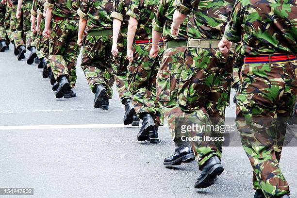 soldaten marschieren in line - vereinigtes königreich stock-fotos und bilder