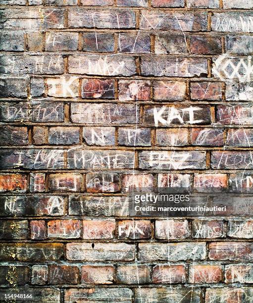 namen auf eine brickwall, handgeschriebene wie graffiti - personalised communication stock-fotos und bilder