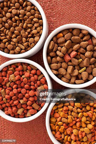 dog essen sorten - haustierfutter stock-fotos und bilder