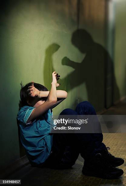 child victim - kindermishandeling stockfoto's en -beelden