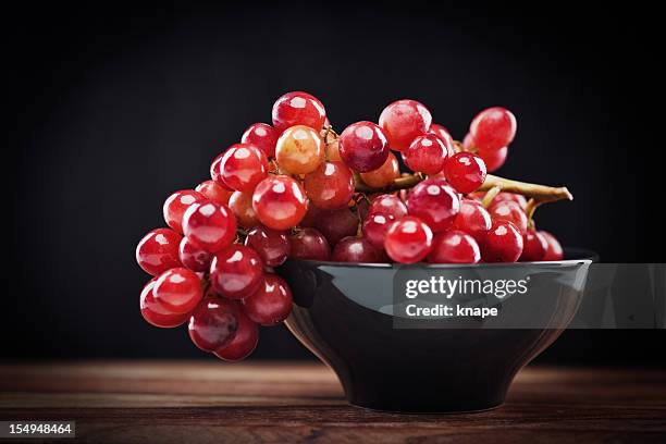 tigela com uvas vermelhas - red grapes imagens e fotografias de stock