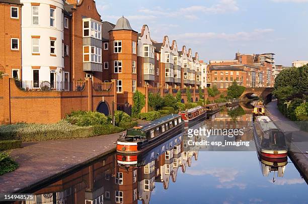 birmingham canal main line with narrow boats and modern apartments - birmingham west midlands stockfoto's en -beelden