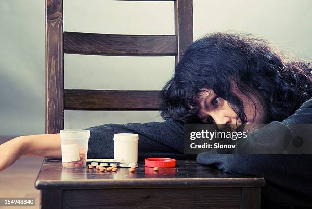 mujer en la depresión - prozac fotografías e imágenes de stock