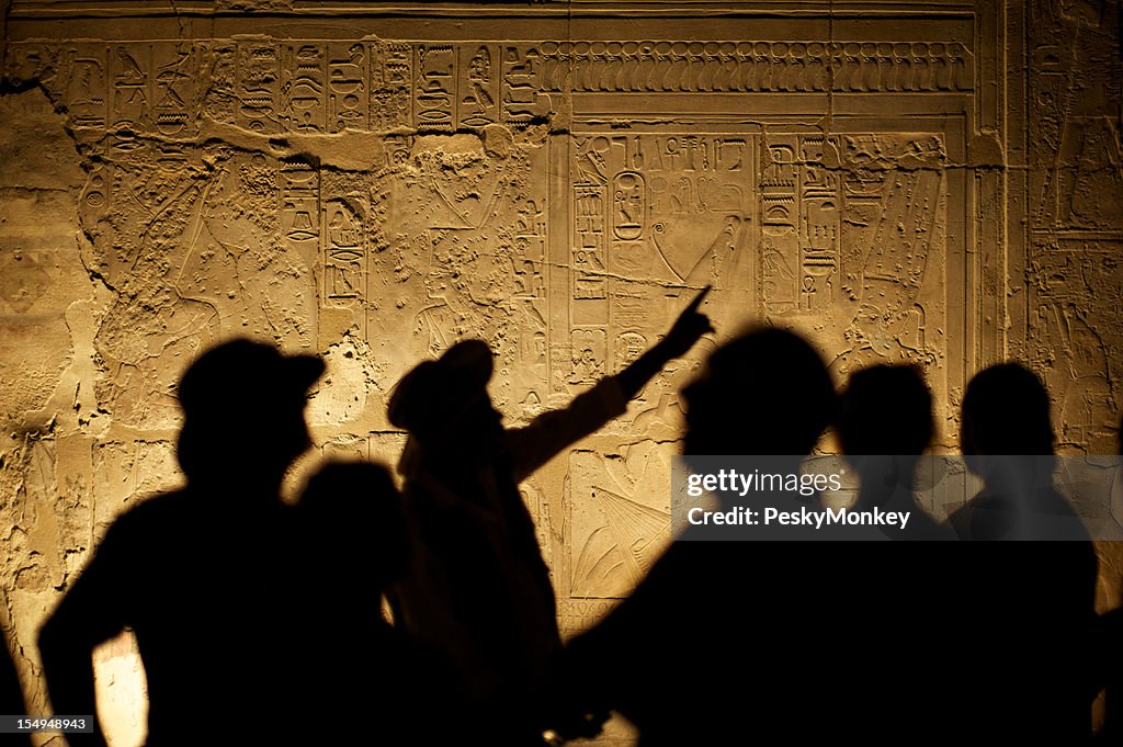 Ägyptische modernen Hieroglyphen mit Touristen Archeologist Silhouetten