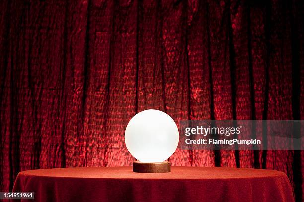 wahrsagerin's crystal ball. xxxl - ball on a table stock-fotos und bilder