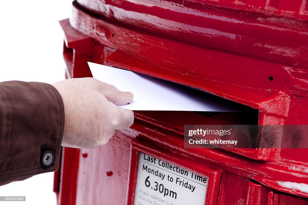 Mann hand Schreiben Verbuchung in einer verschneiten British Postfach