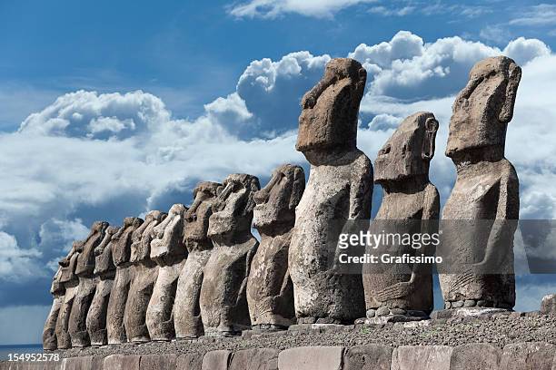 cielo nublado sobre moai en ahu tongariki isla de pascua chile - easter island fotografías e imágenes de stock