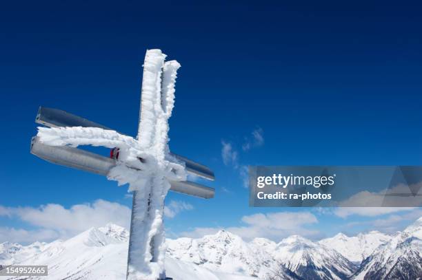 die alpen - gipfelkreuz stock-fotos und bilder