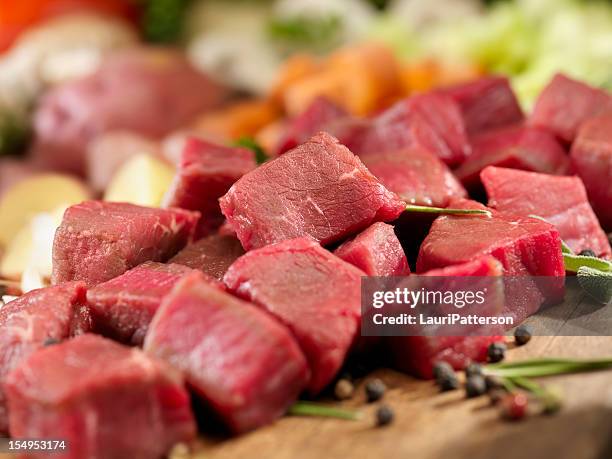 raw zutaten für rindfleisch-eintopf - rindfleischeintopf stock-fotos und bilder