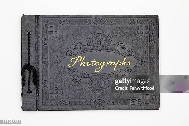 fotografías antiguas, antigua cubierta de libro de cuero negro álbum de fotografías - album de fotos fotografías e imágenes de stock