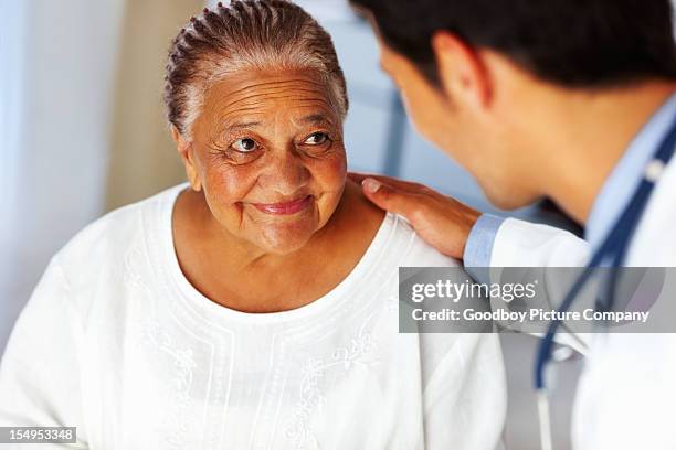 paciente escucha médico - cerca de fotografías e imágenes de stock