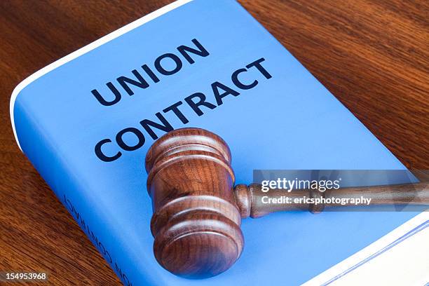 união contrato e martelo de juiz - sindicato imagens e fotografias de stock