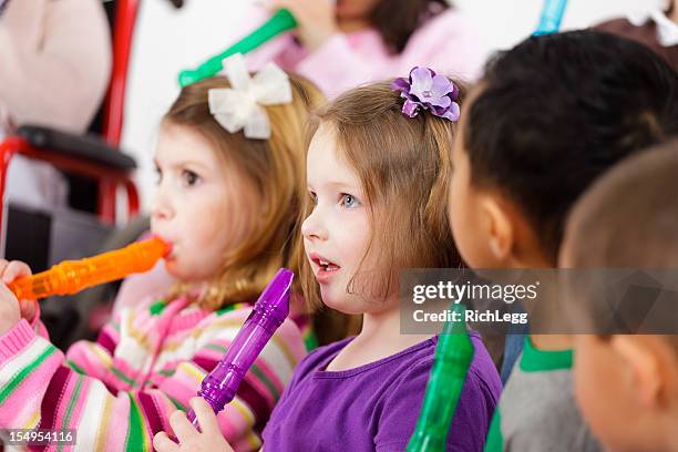 vorschulalter kinder in musik klasse - blockflöte stock-fotos und bilder