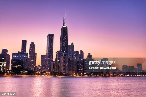 chicago skyline at sunset - chicago stockfoto's en -beelden