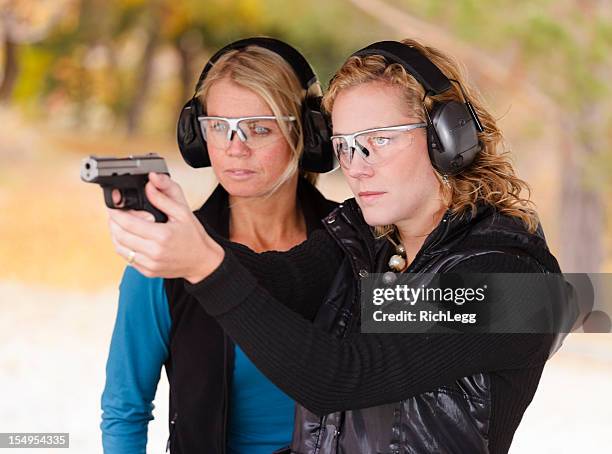 erwachsene frauen in das shooting range - teacher trigger stock-fotos und bilder