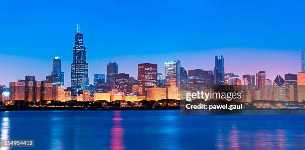 skyline von chicago bei nacht - lake shore drive chicago stock-fotos und bilder