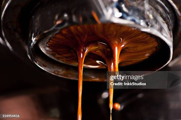 máquina de café verter un cappacino - espresso fotografías e imágenes de stock