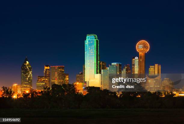 dallas texas ciudad horizonte vista panorámica de la ciudad por la noche - dallas fotografías e imágenes de stock