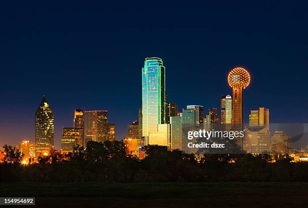 dallas texas city skyline panorama de vista da cidade à noite - dallas imagens e fotografias de stock