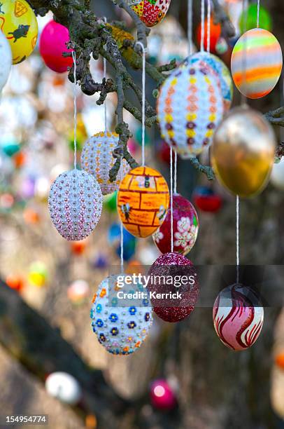 eastereggs coloré à la main sur un apple tire eierbaum dans saalfeld - osterbaum photos et images de collection