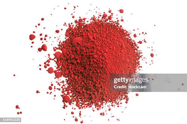 rosso pila di pigmento su bianco - vernice in polvere foto e immagini stock