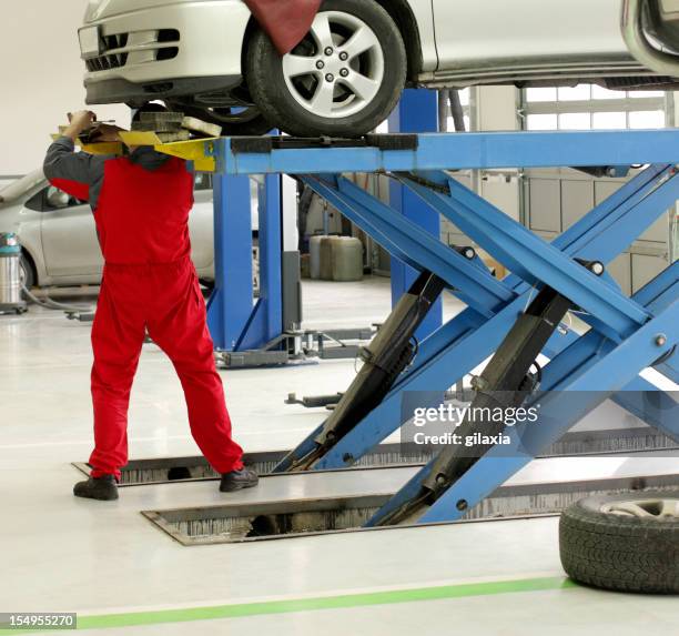 servicio de automóvil. - plataforma-hidráulica fotografías e imágenes de stock