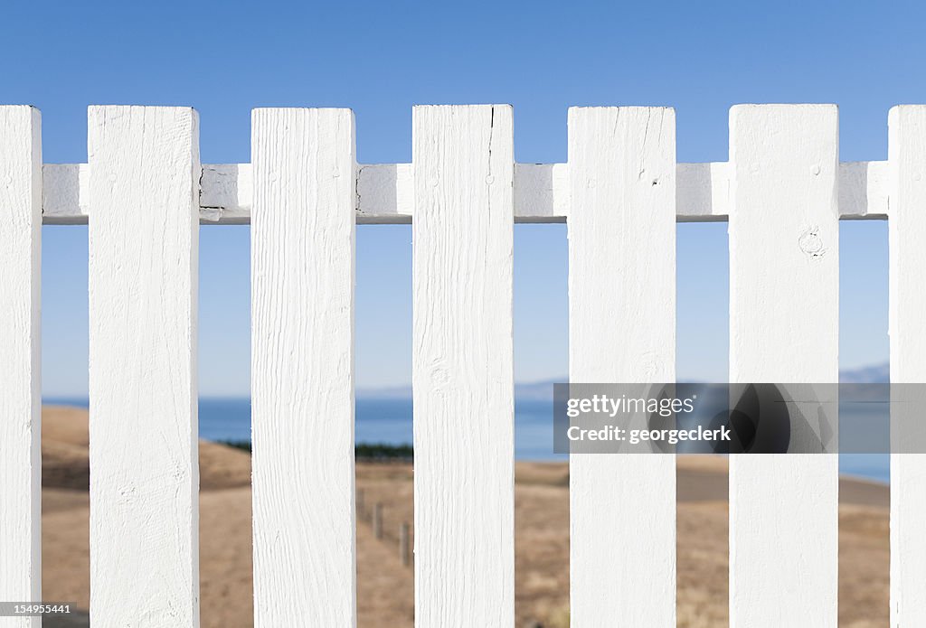 Clôture en bois peint blanc traditionnel