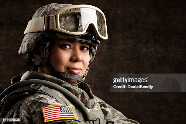 porträt von eine weibliche us militär soldaten - armed forces stock-fotos und bilder