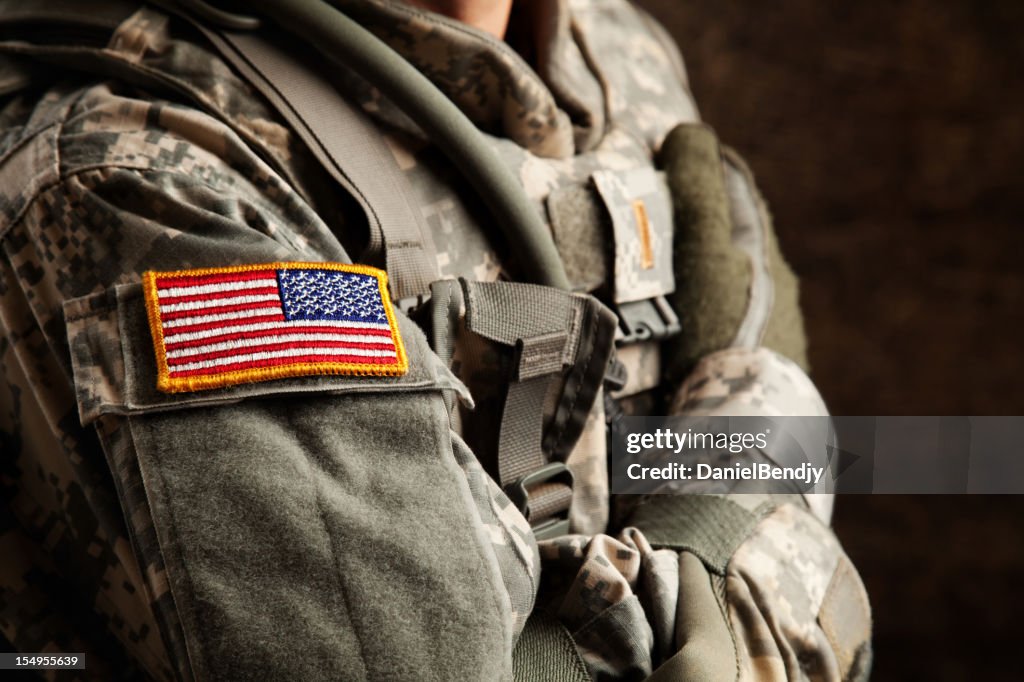Uns Soldat in Universal Camouflage-Trikot