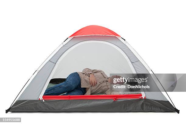 mann schlafen im zelt - zelt freisteller stock-fotos und bilder