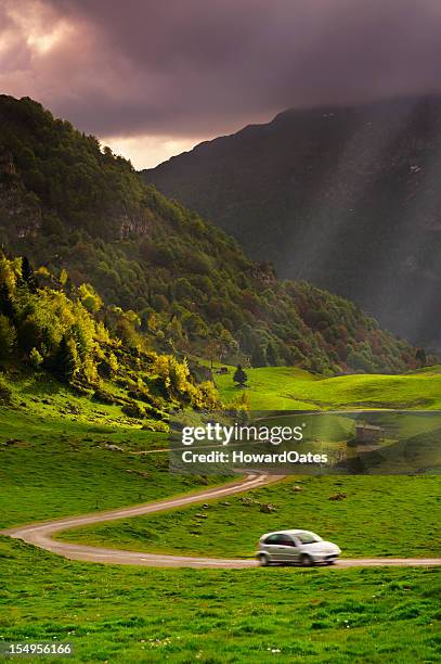 auto fahren sie auf der mountain road - ländliche straße stock-fotos und bilder