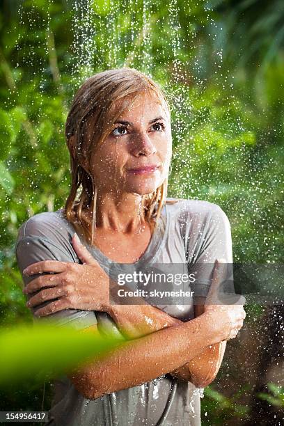 fille en eau tropicale à jets de pluie dans la jungle. - enjoy monsoon photos et images de collection