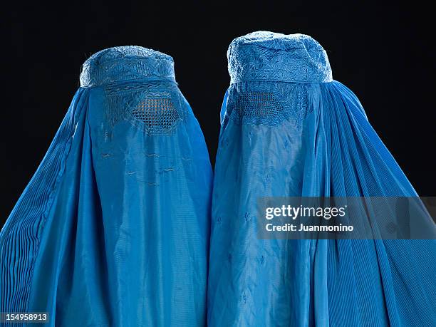 dos mujeres afganas usando su burkha - burka fotografías e imágenes de stock