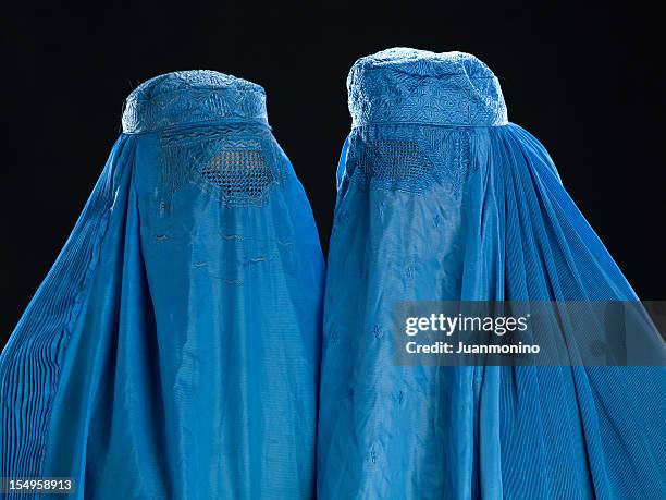 deux femmes afghanes portant leur burkha - afghanistan photos et images de collection