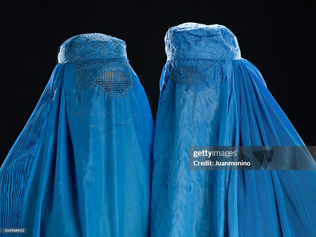 Duas mulheres afegãs usando seus burkha