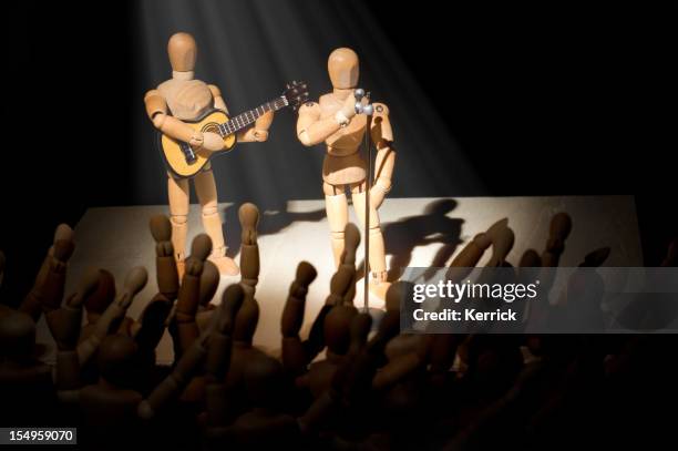 hölzerne kleiderpuppe in concert - muse unterhaltungsgruppe stock-fotos und bilder